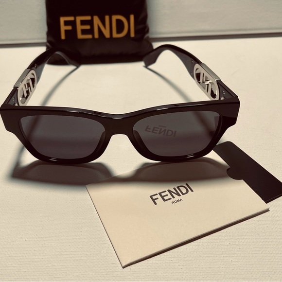 NWT FENDI 40081 EMBELLISHED O’LOCK LOGO DETAILING BLACK FF TEMPLE SUNGLASSES - Picture 13 of 17